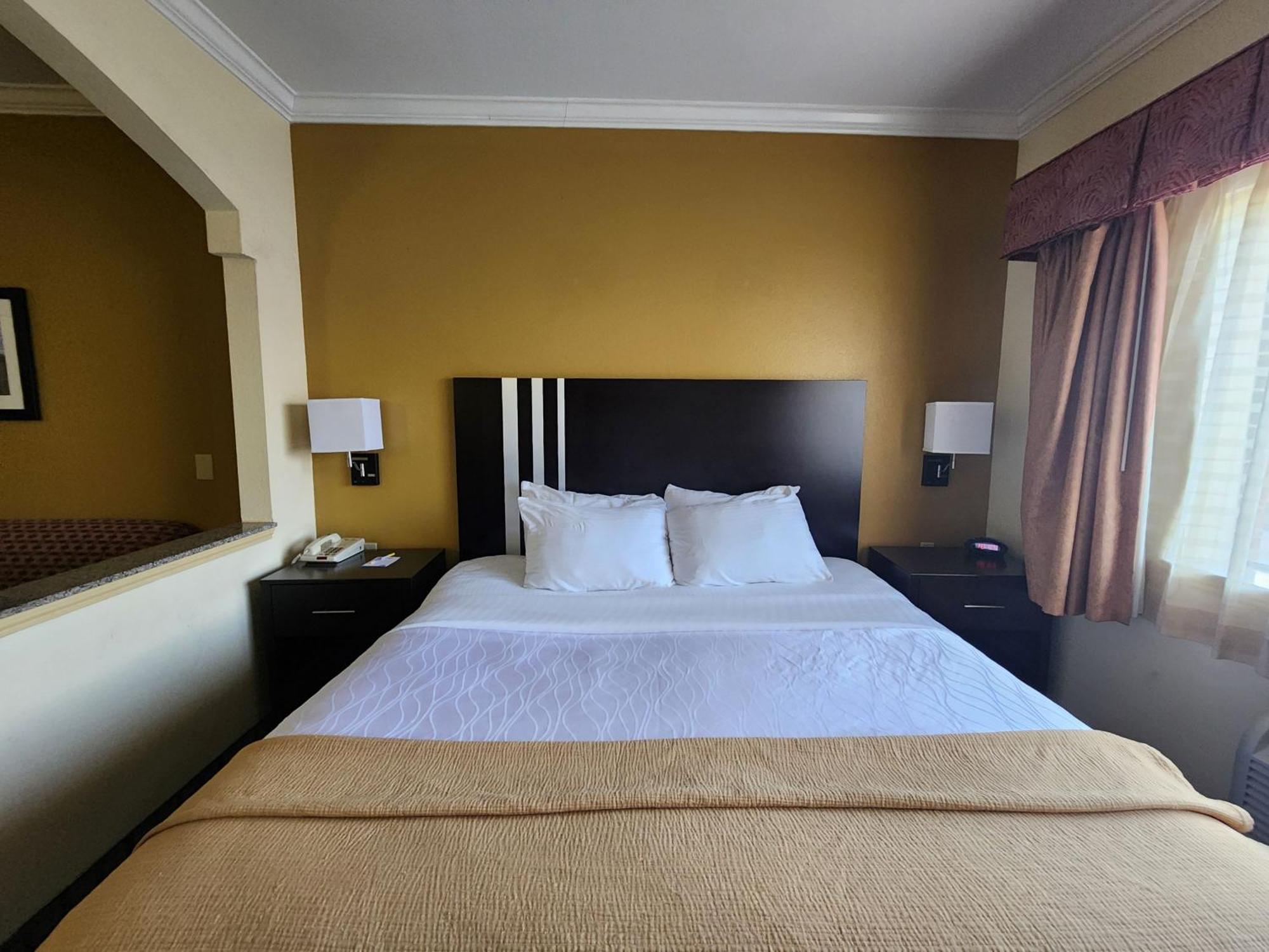 Days & By Wyndham Sam Houston Tollway Hotel 3*