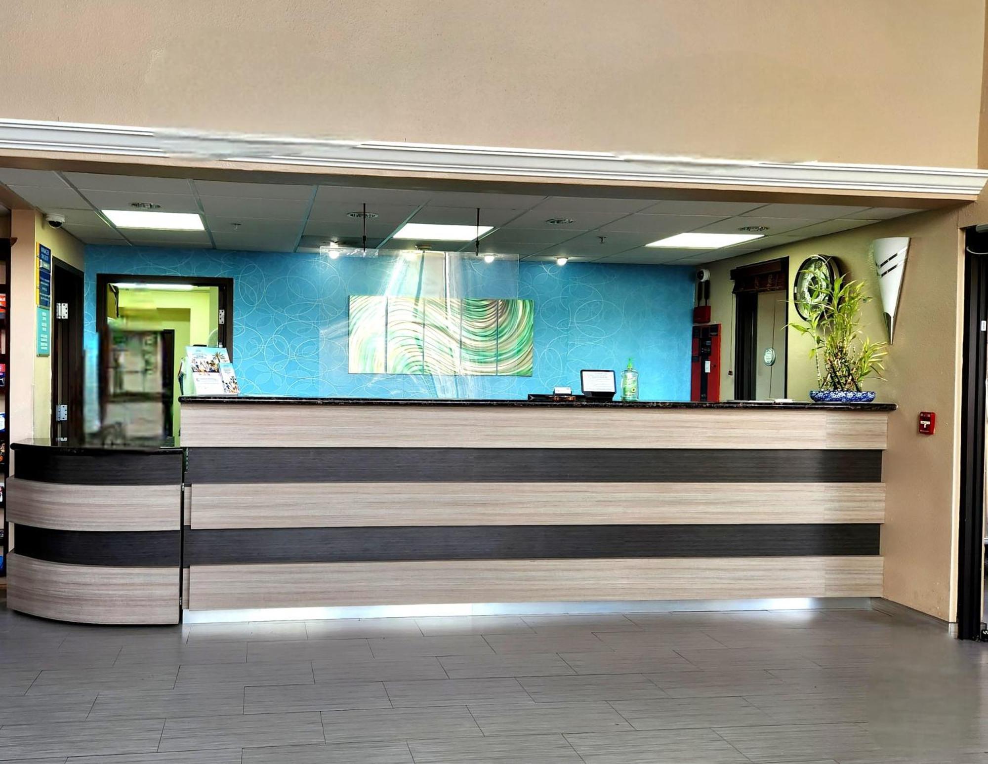 Days & By Wyndham Sam Houston Tollway Hotel